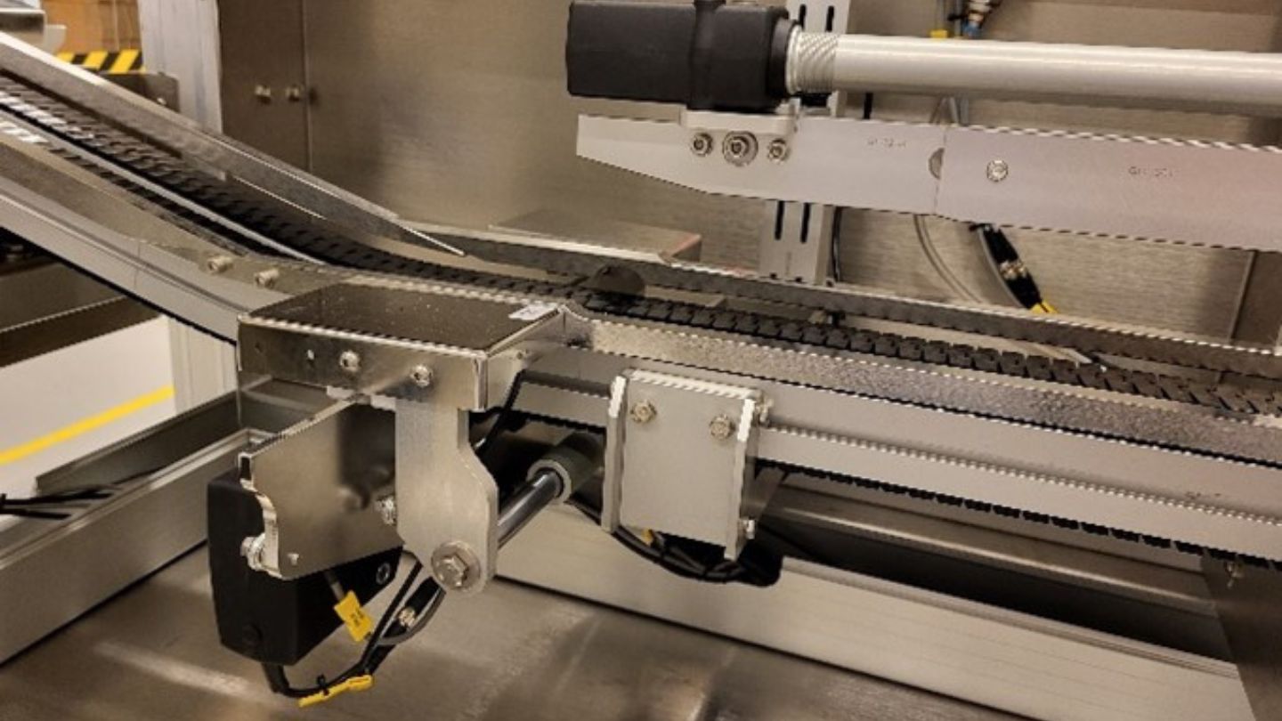 Servos to mechanize the change of conveyor
